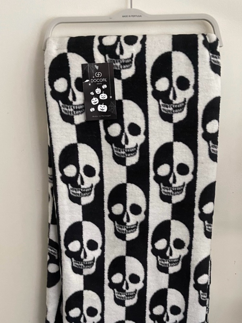 Docofil Black & White Skull Throw